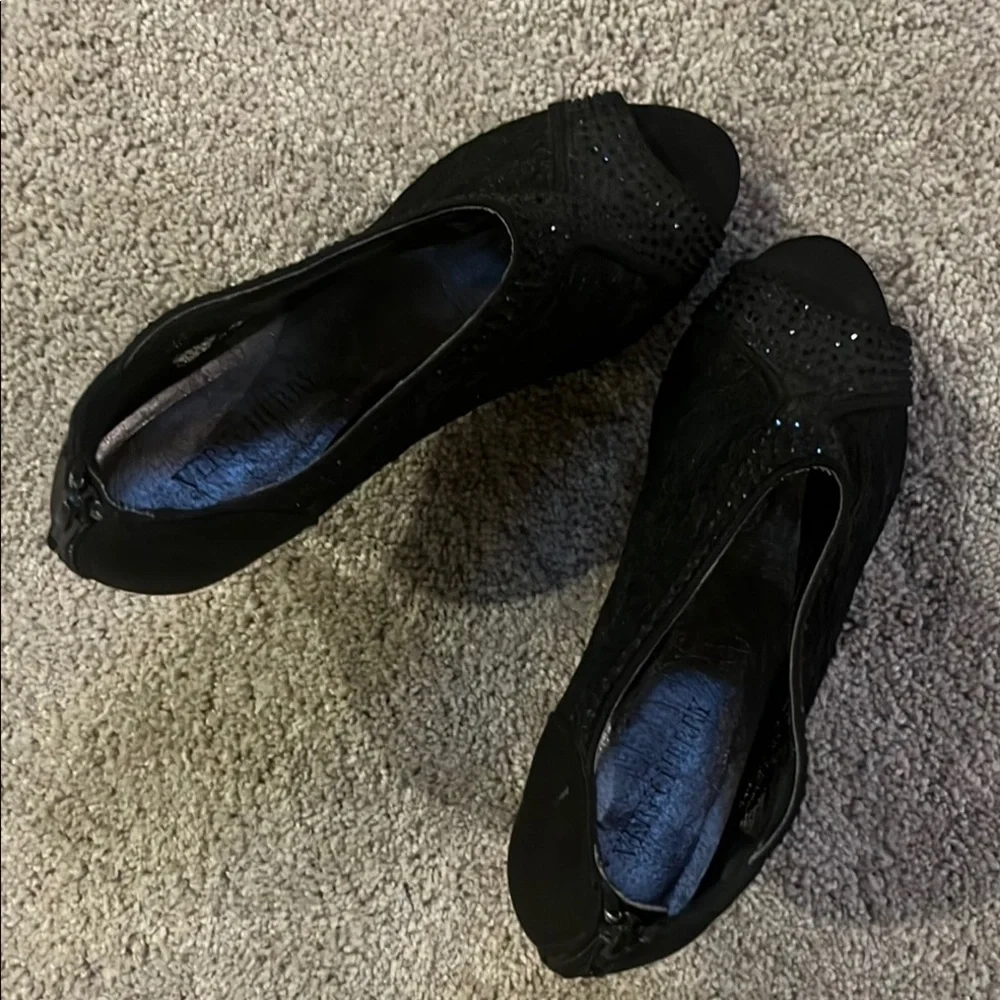 Elegant Black Lace Peep-Toe Heels - Picture 3 of 4